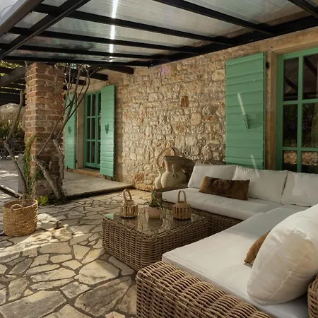 Villa Le Chateau Near Porec For 12 People With Private Heated Pool - Pet Friendly
